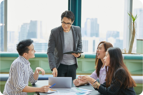 Đội ngũ sales trao đổi công việc